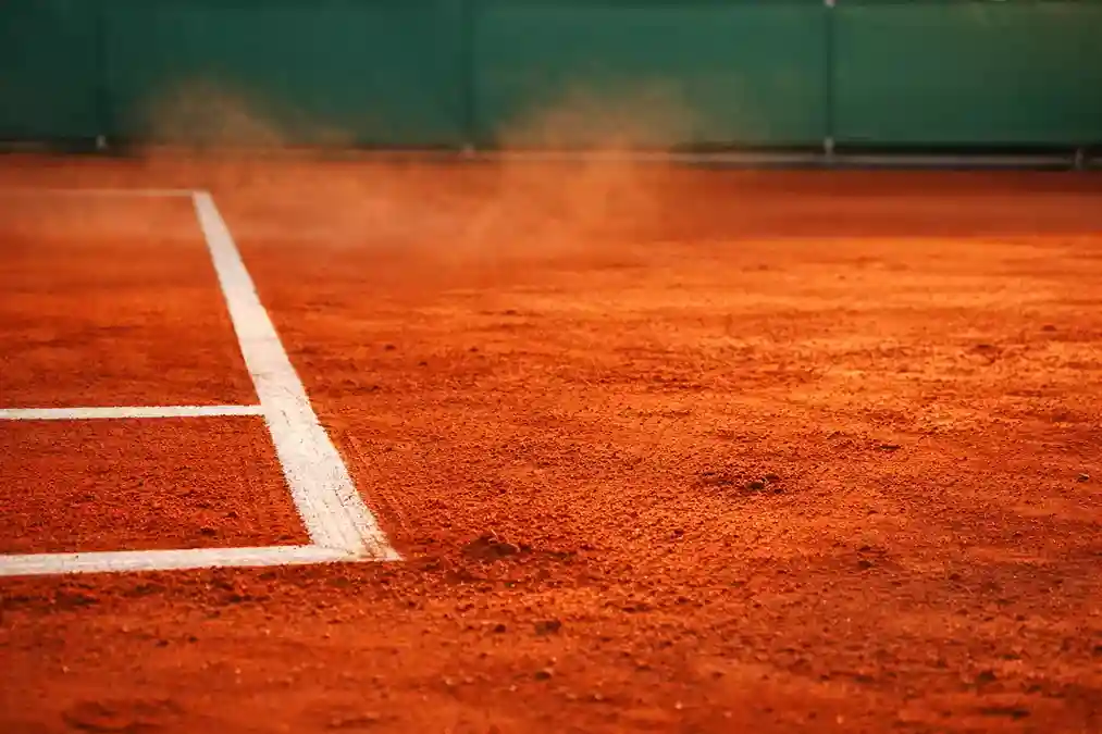 Sandplatz in Roland Garros mit roter Erde