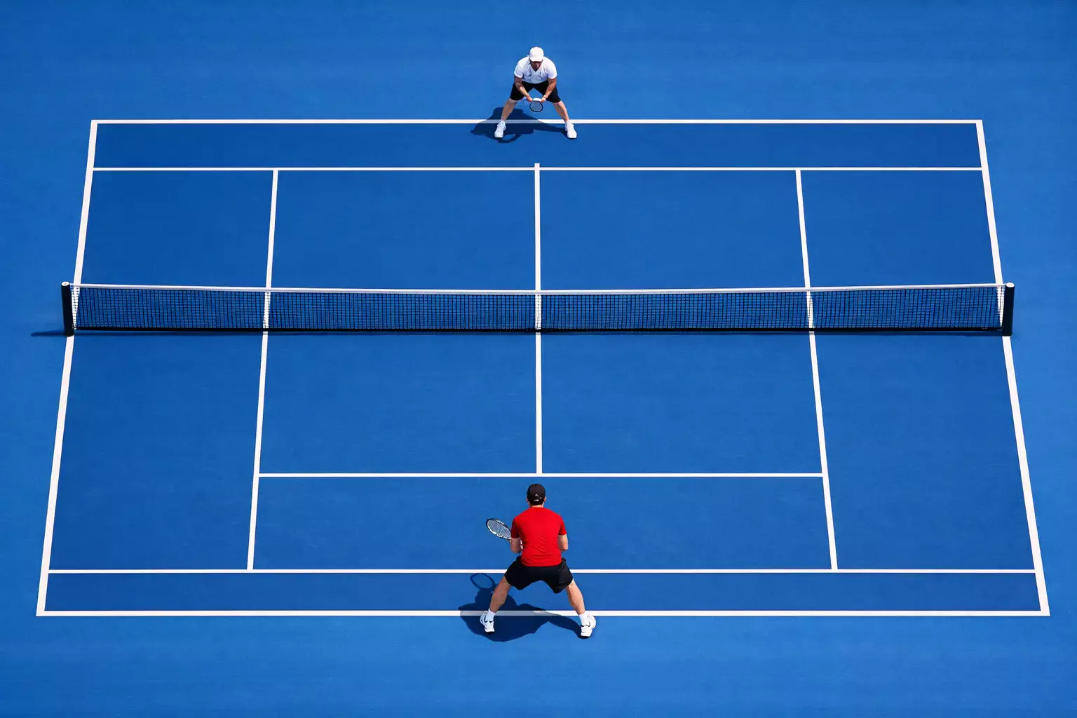 Tennisplatz mit Linien aus der Vogelperspektive und Spieler auf Position