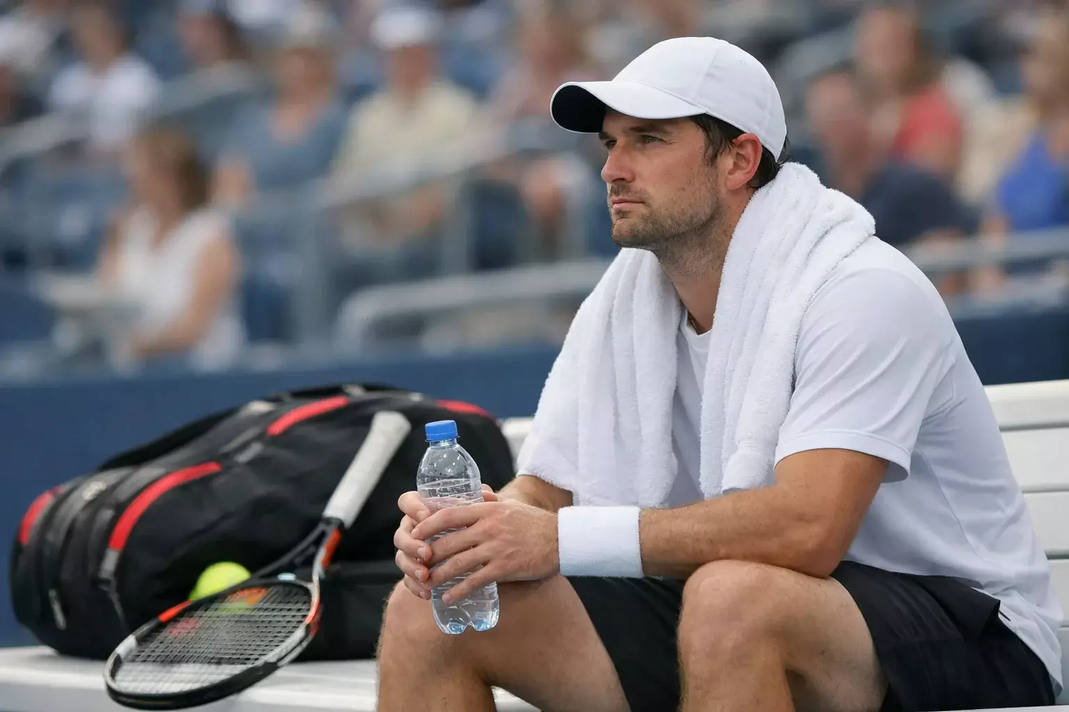 Tennisspieler am Seitenwechsel auf der Bank