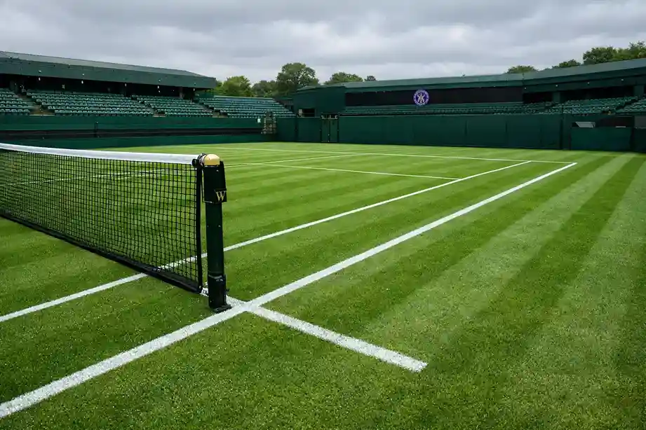 Grüner Rasenplatz in Wimbledon mit weißen Linien